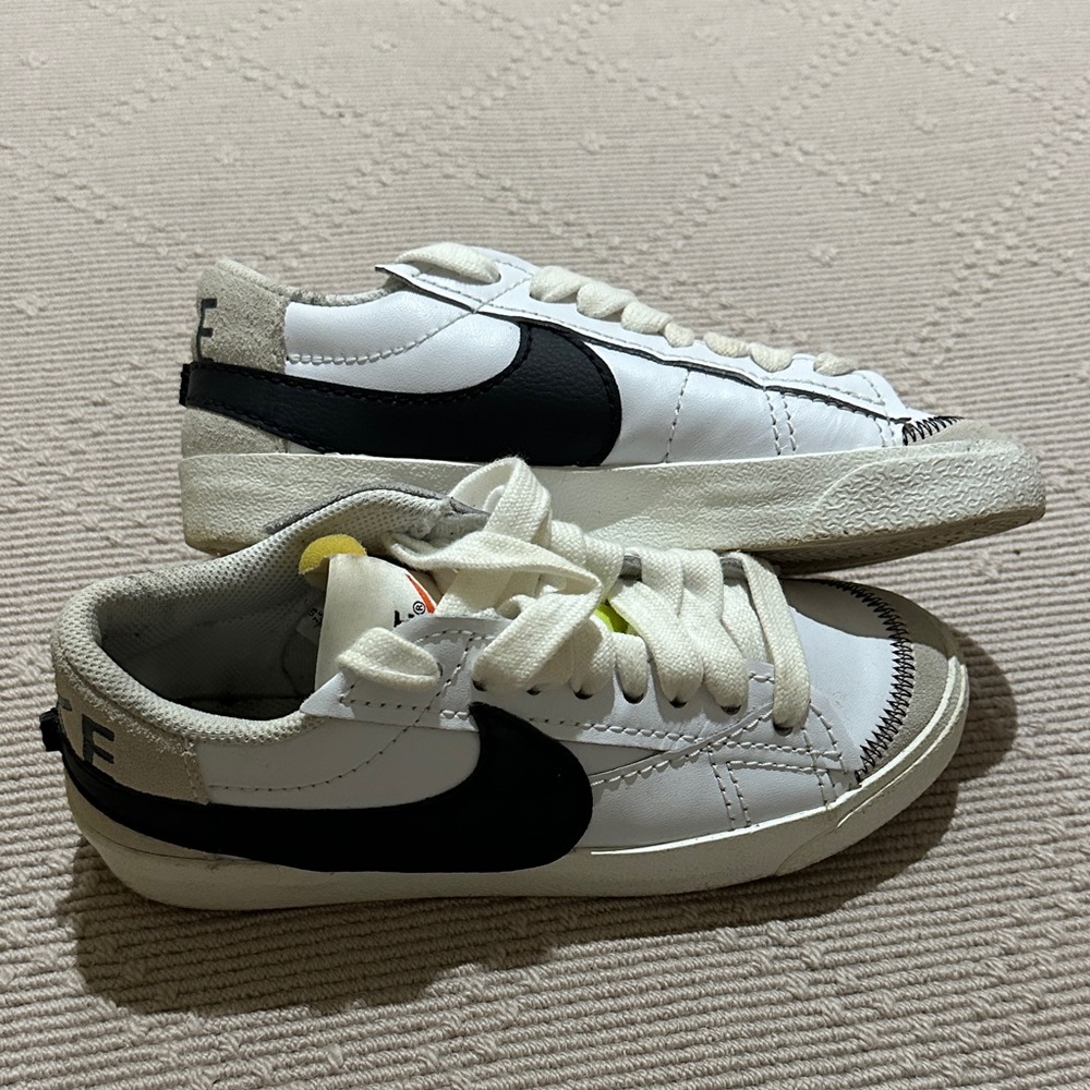 Nike White and Black Sneakers